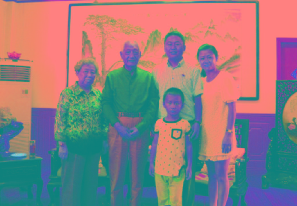 與原南京軍區(qū)政委方祖岐上將夫婦合影留念。