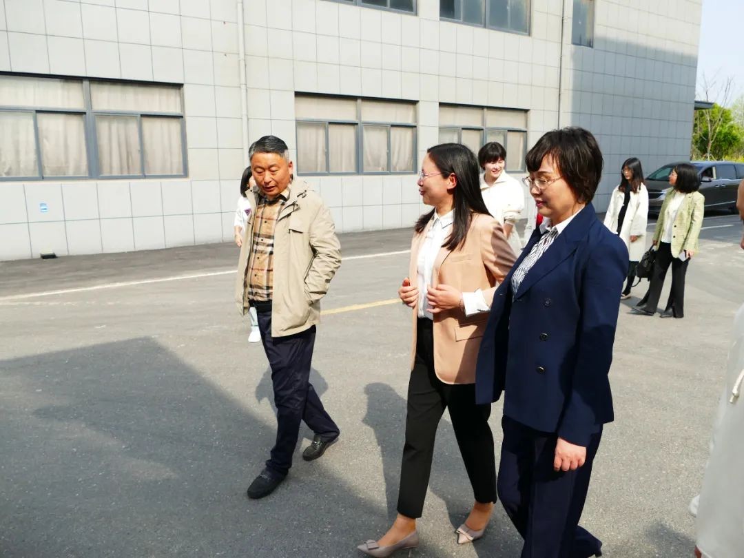 廬江縣商務(wù)局賀局長(zhǎng)，統(tǒng)計(jì)局張局，稅務(wù)局管科長(zhǎng)等領(lǐng)導(dǎo)蒞臨昊東食品科技走訪調(diào)研昊東肉松